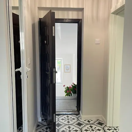 Nearby The Sea- Elegant Retreat In Appartamento Varna
